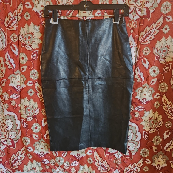 NWOT Faux Leather Pencil Wiggle Skirt Vegan Size 2P - Picture 2 of 10